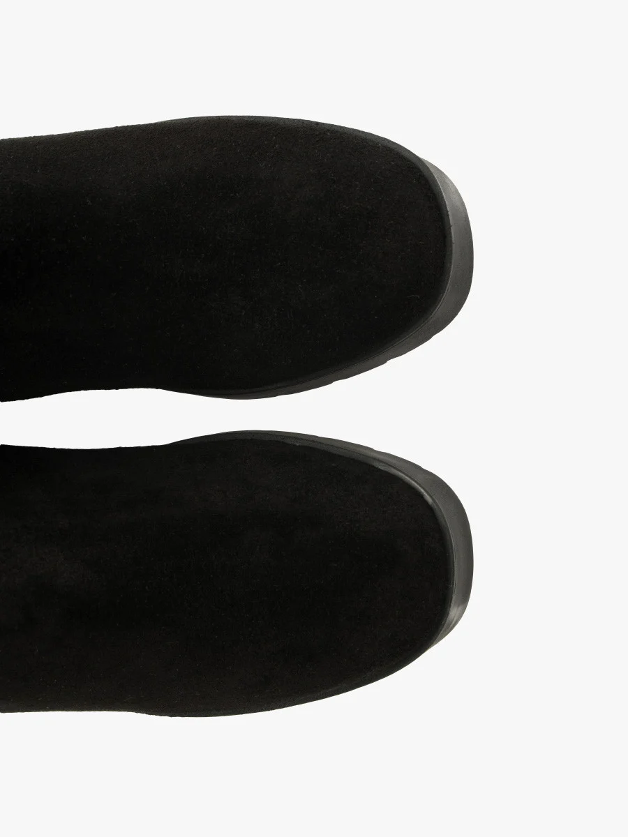 Czarne kozaki na masywnym obcasie