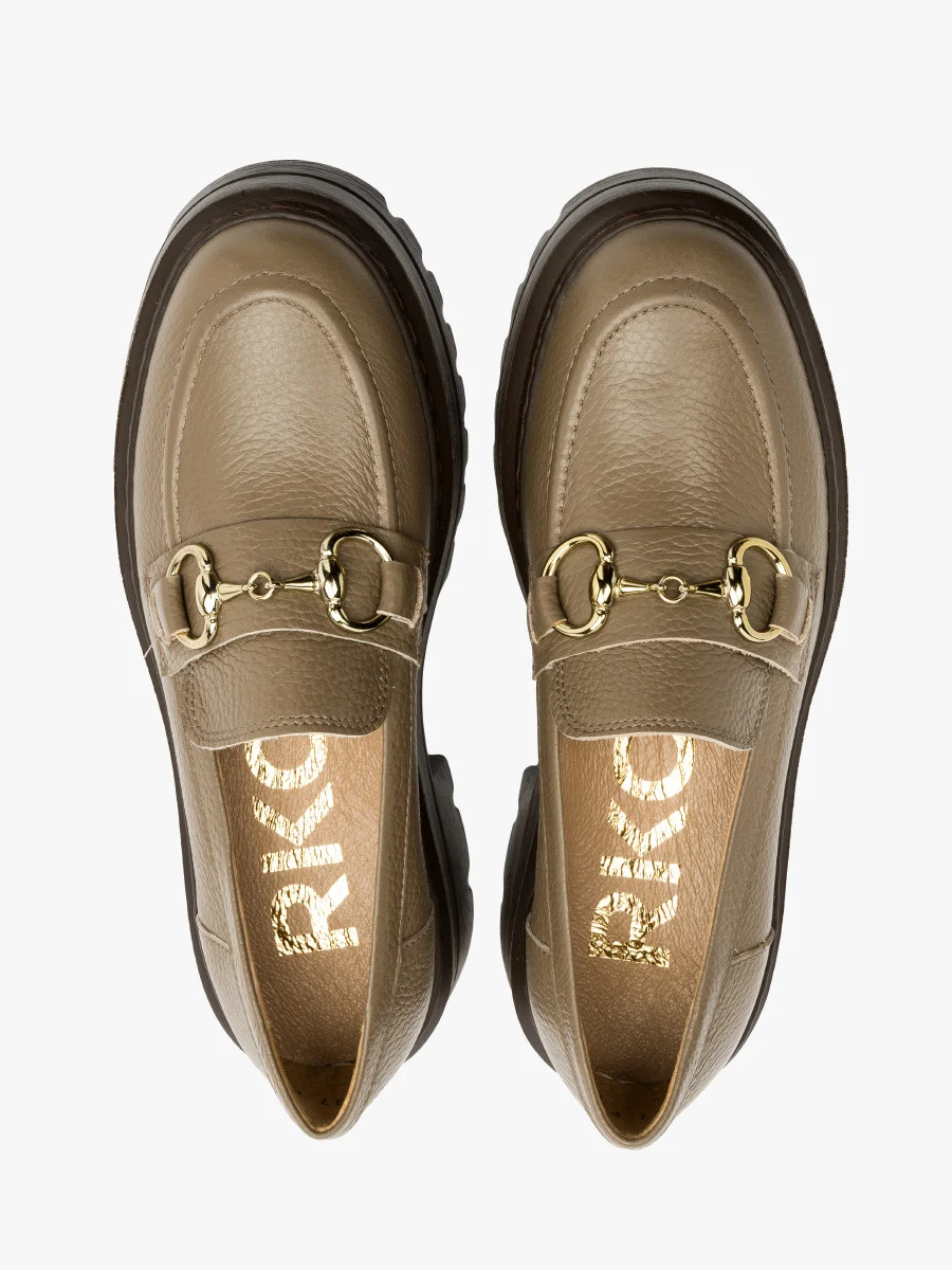 Beżowe mokasyny ze złotą ozdobą