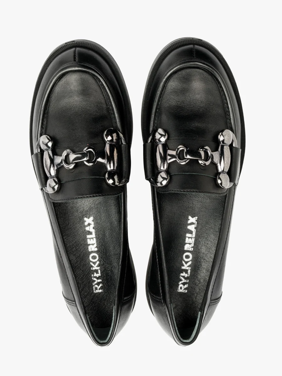 Czarne mokasyny z ozdobą