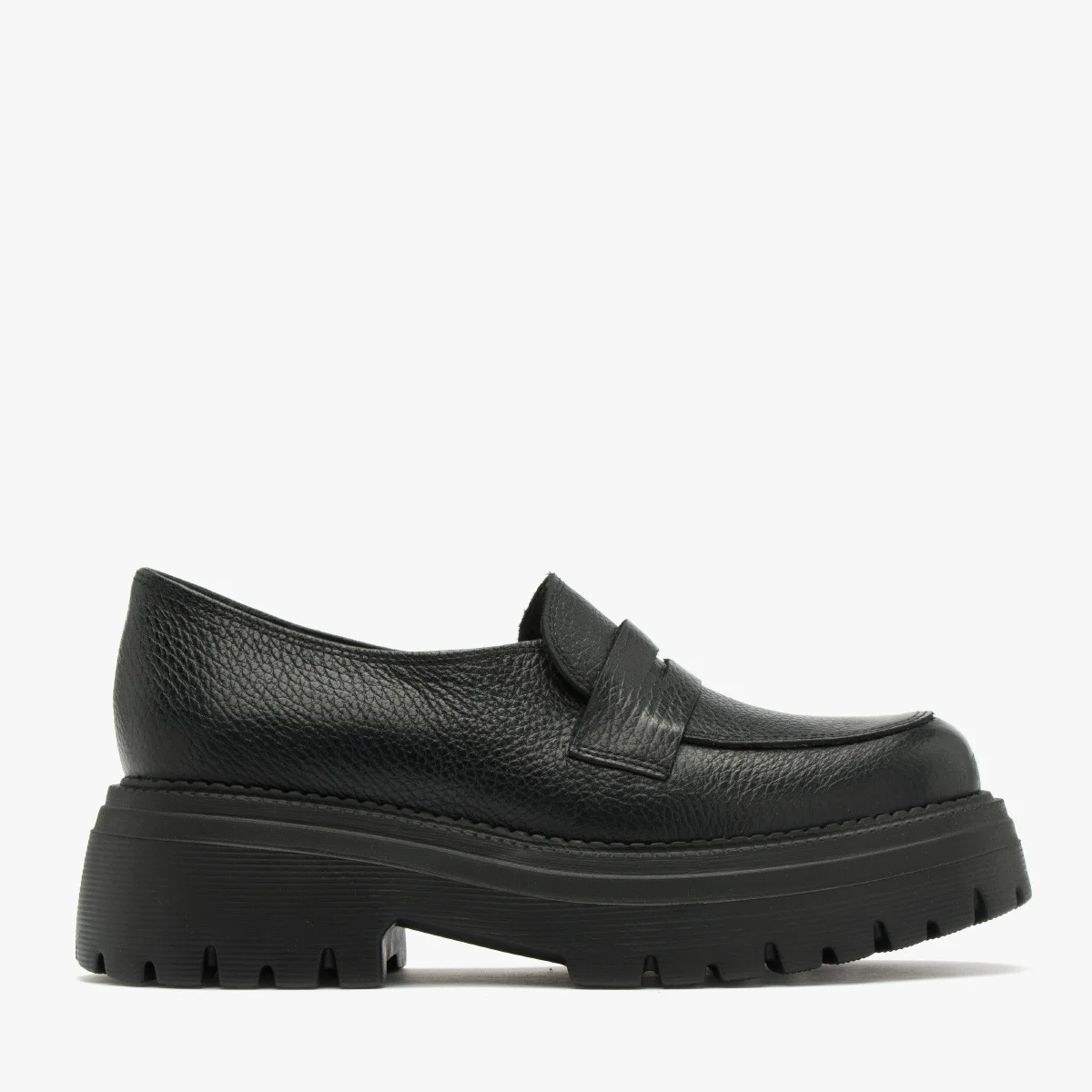 Czarne mokasyny na grubej podeszwie