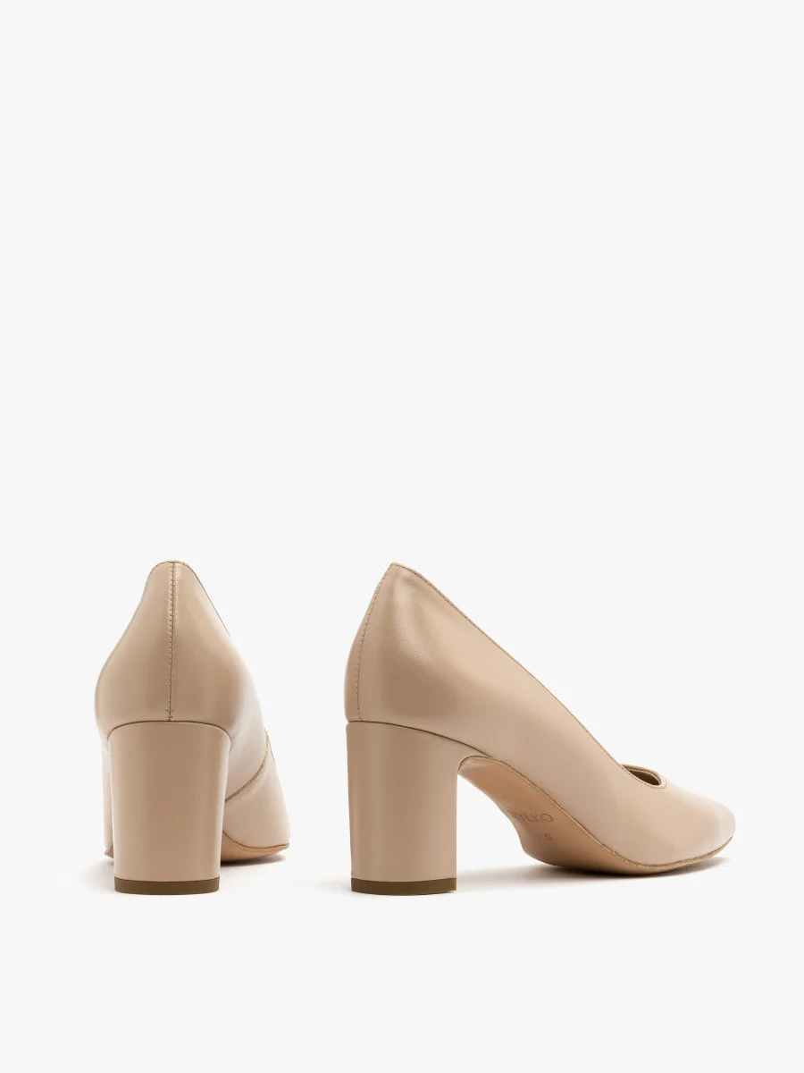 Beżowe czółenka na słupku