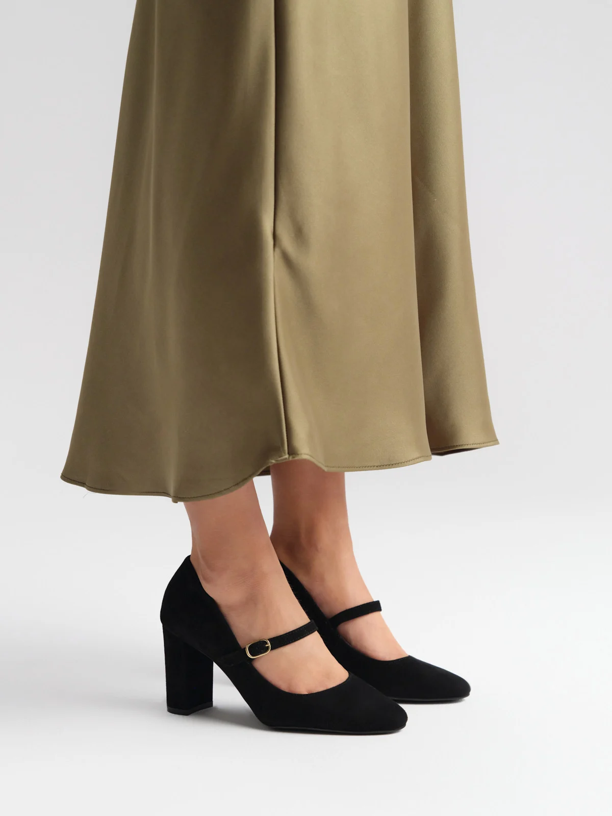 Czarne czółenka na słupku z paskiem