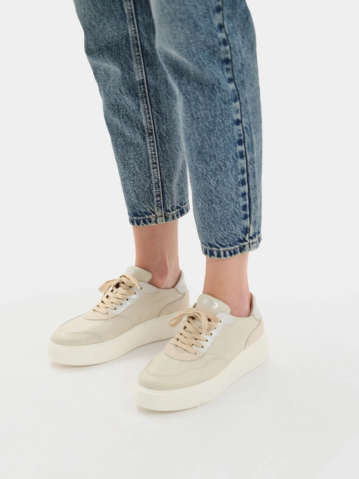 Beżowe półbuty sportowe z perłowymi detalami