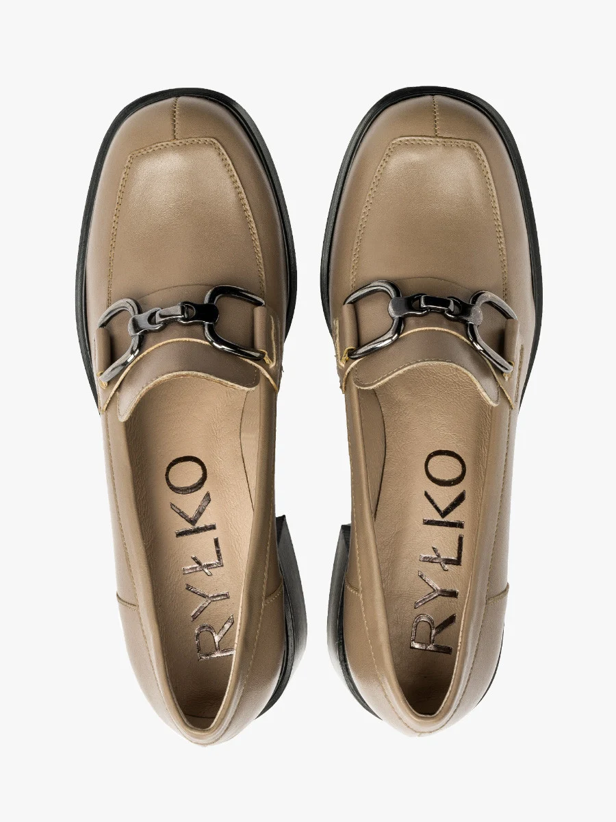 Beżowe mokasyny z ozdobą na cholewce