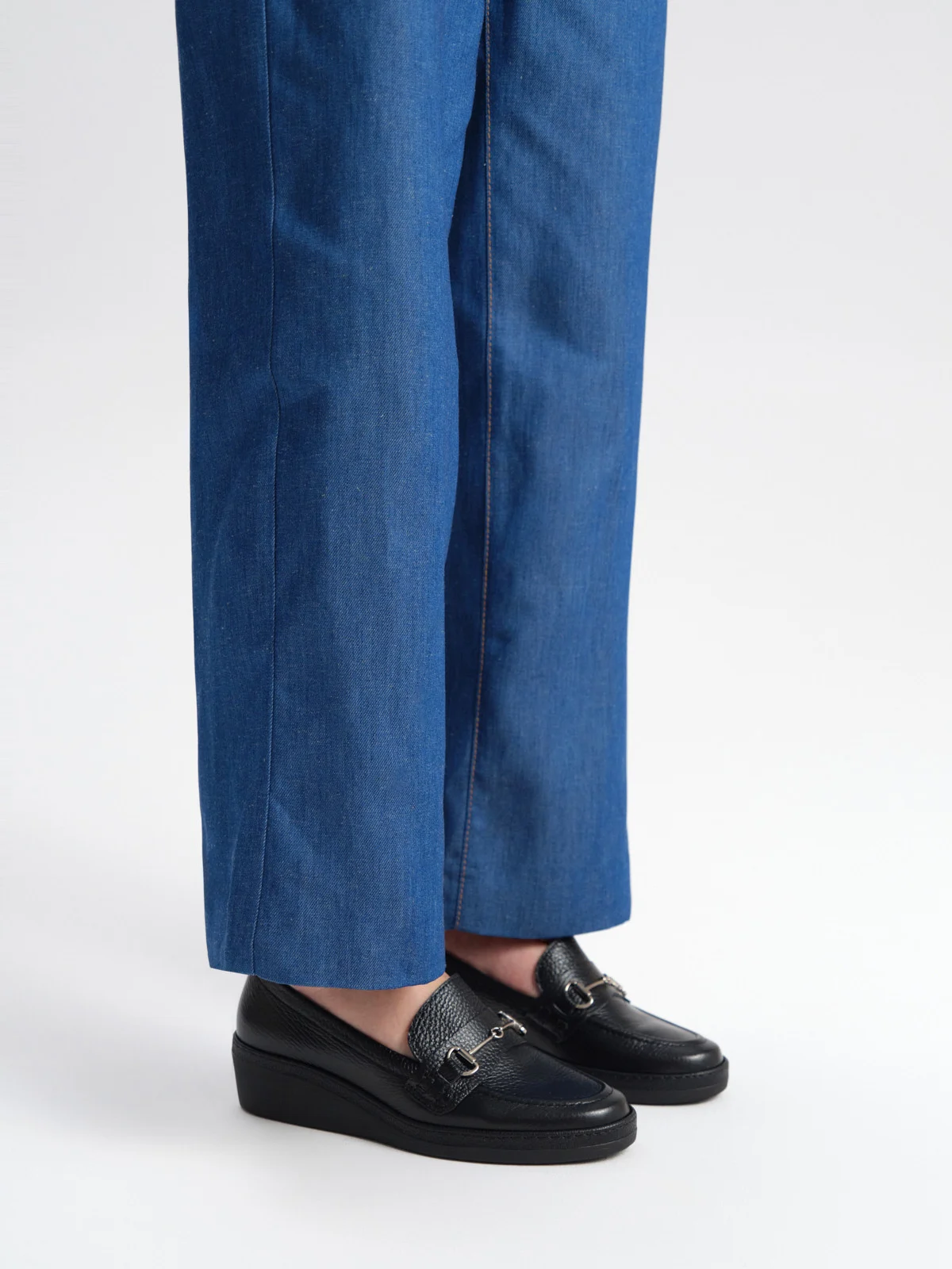 Czarne mokasyny damskie na niskiej platformie