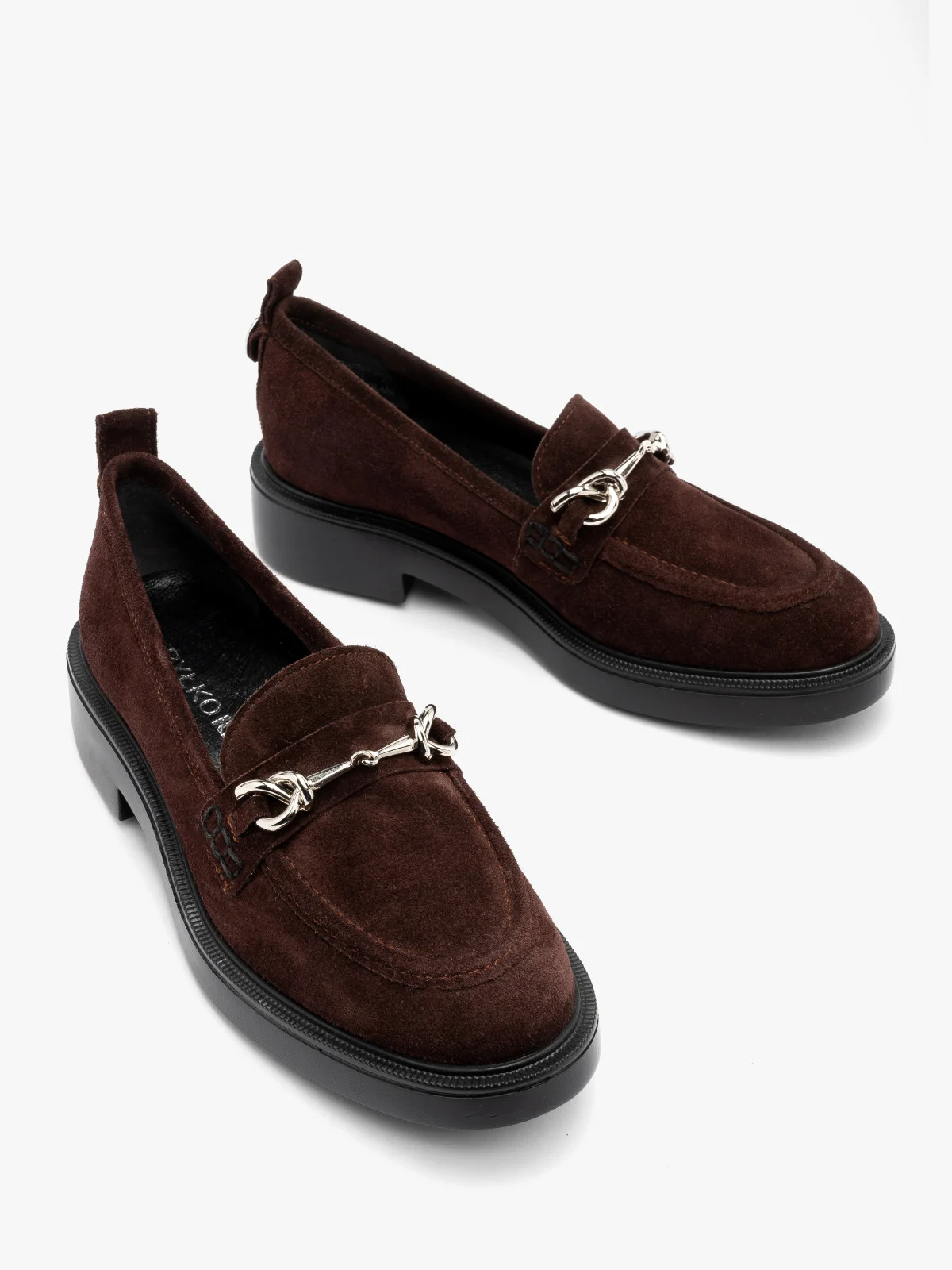 Welurowe mokasyny w bordowym kolorze ze srebrną ozdobą