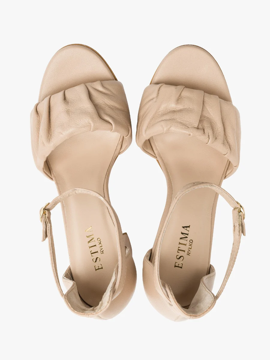 Beżowe sandały z marszczoną cholewką