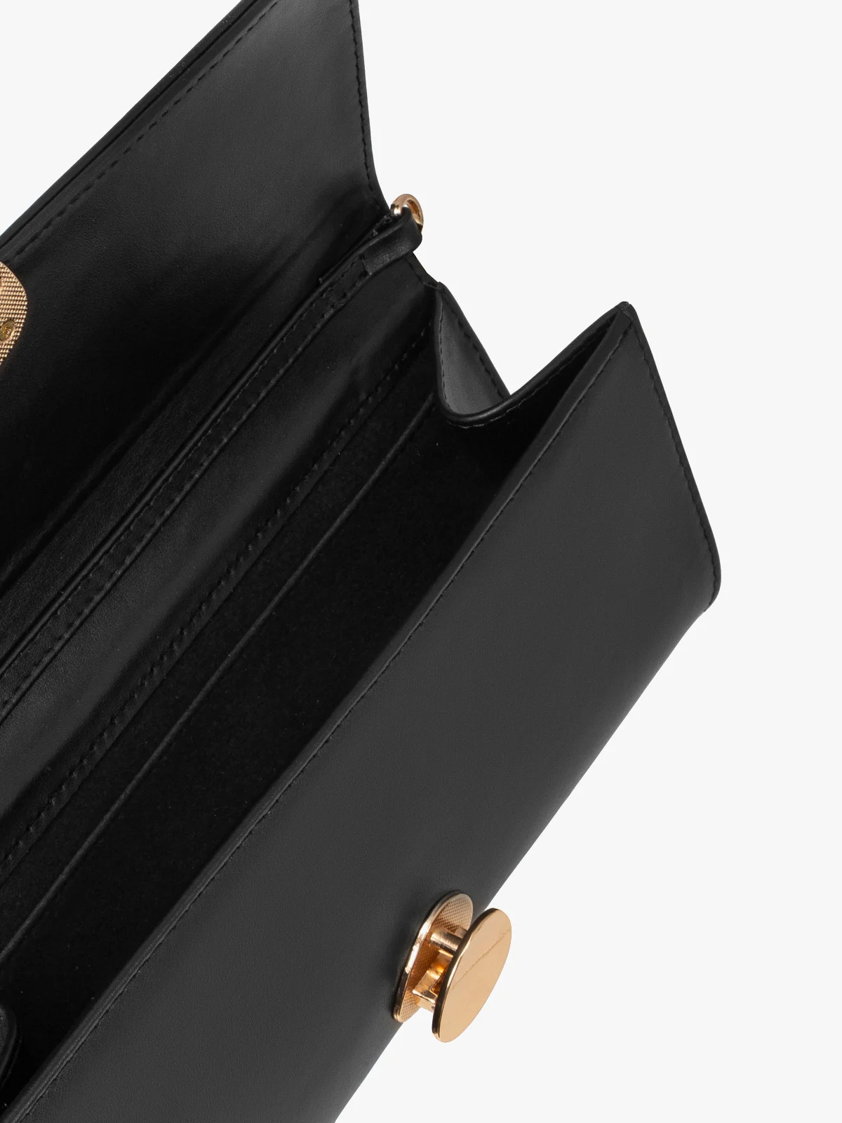 Elegancka czarna torebka z ozdobnym zapięciem