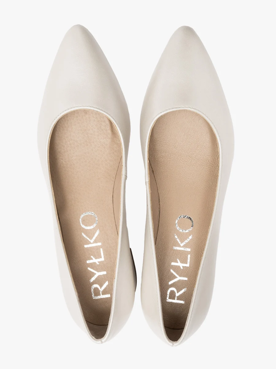 Perłowe czółenka na niskim obcasie