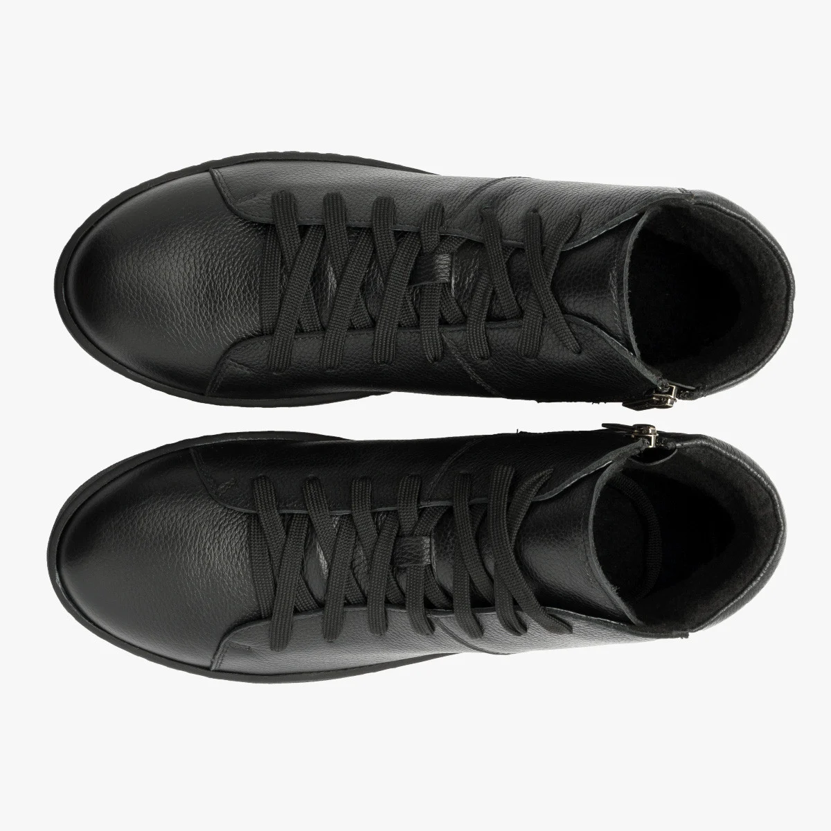 Czarne trzewiki z ozdobnymi przeszyciami