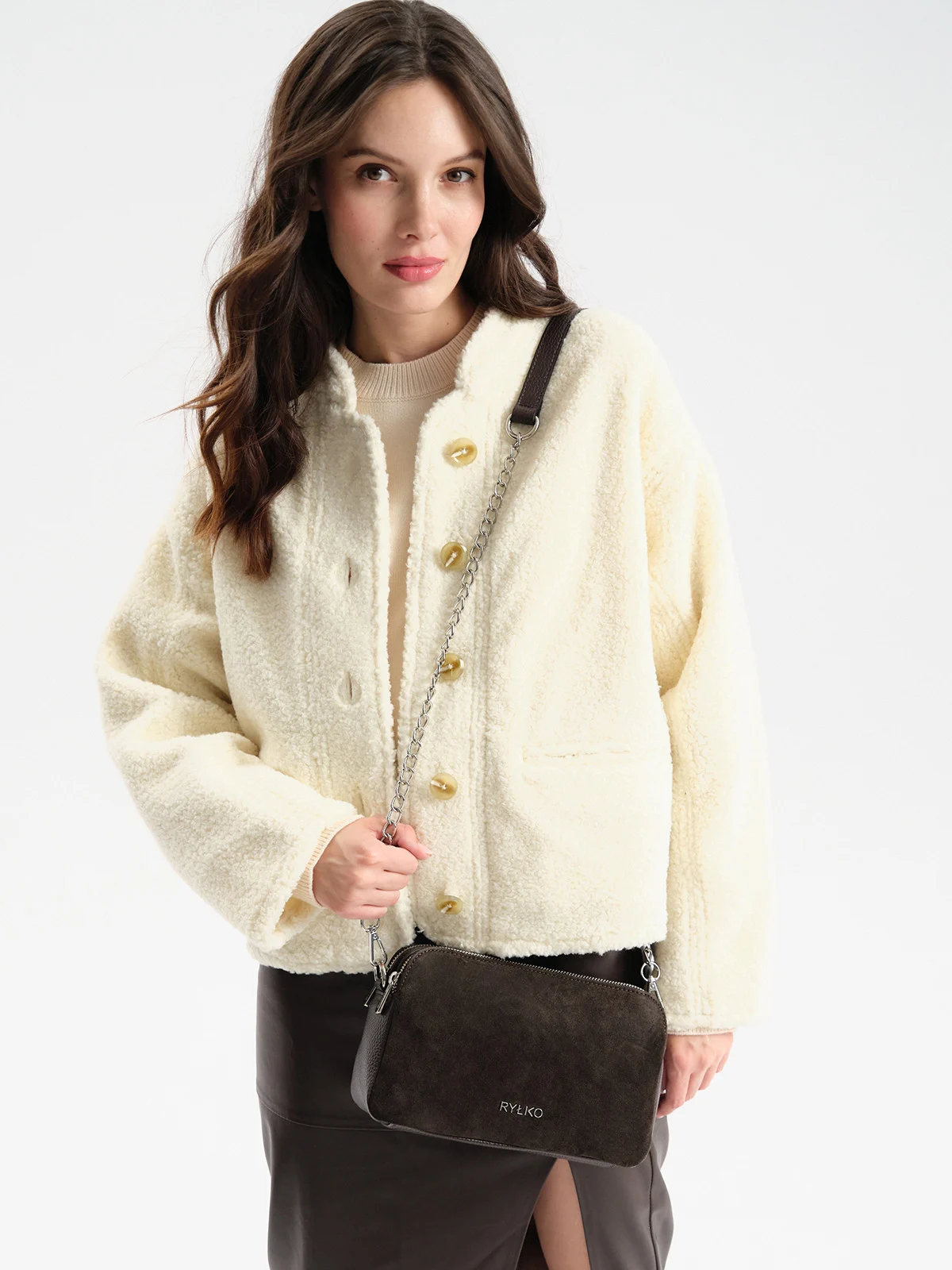 Mała, brązowa torebka z łańcuszkowym paskiem na ramię