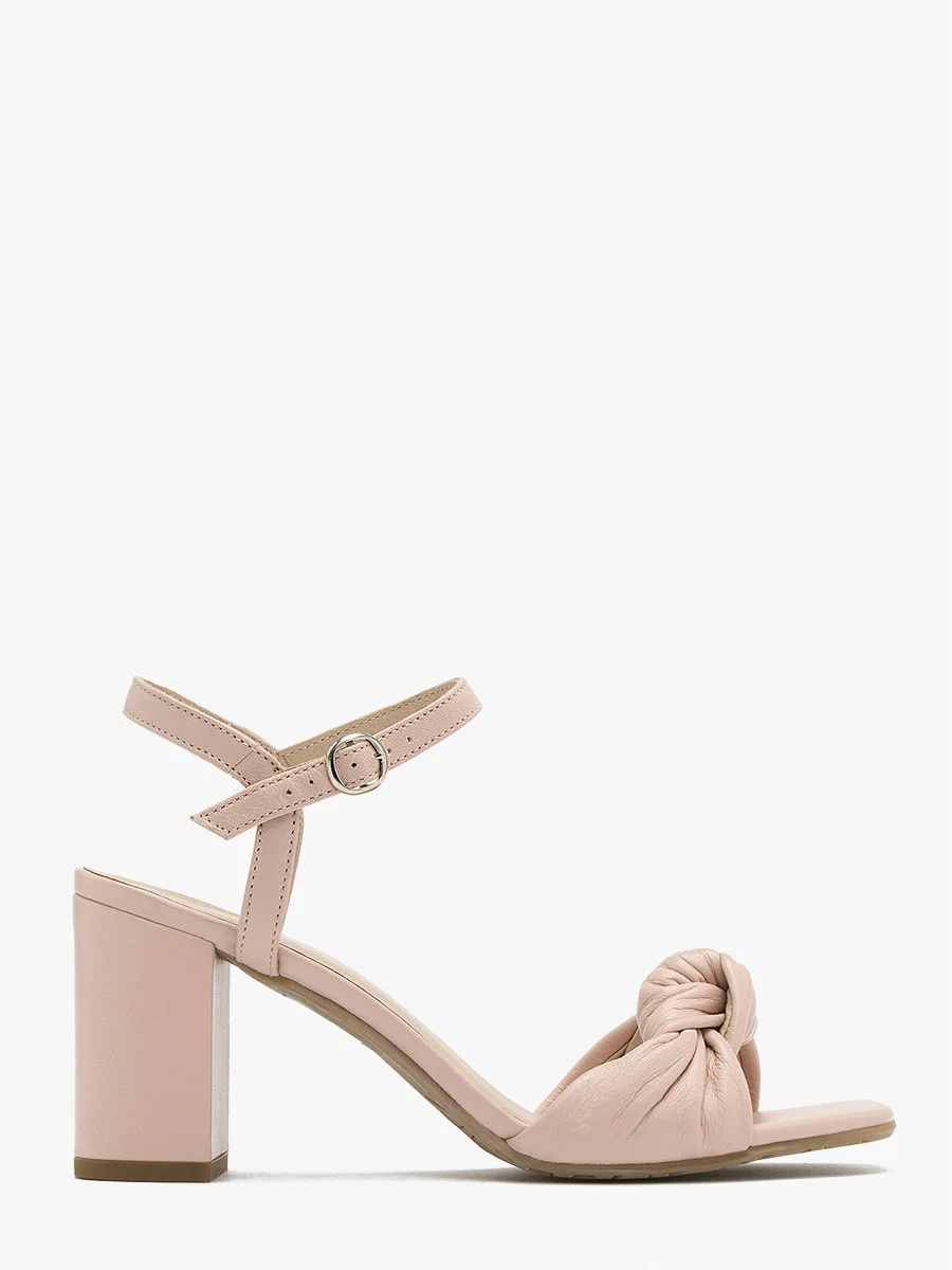 Różowe sandały z ozdobną cholewką