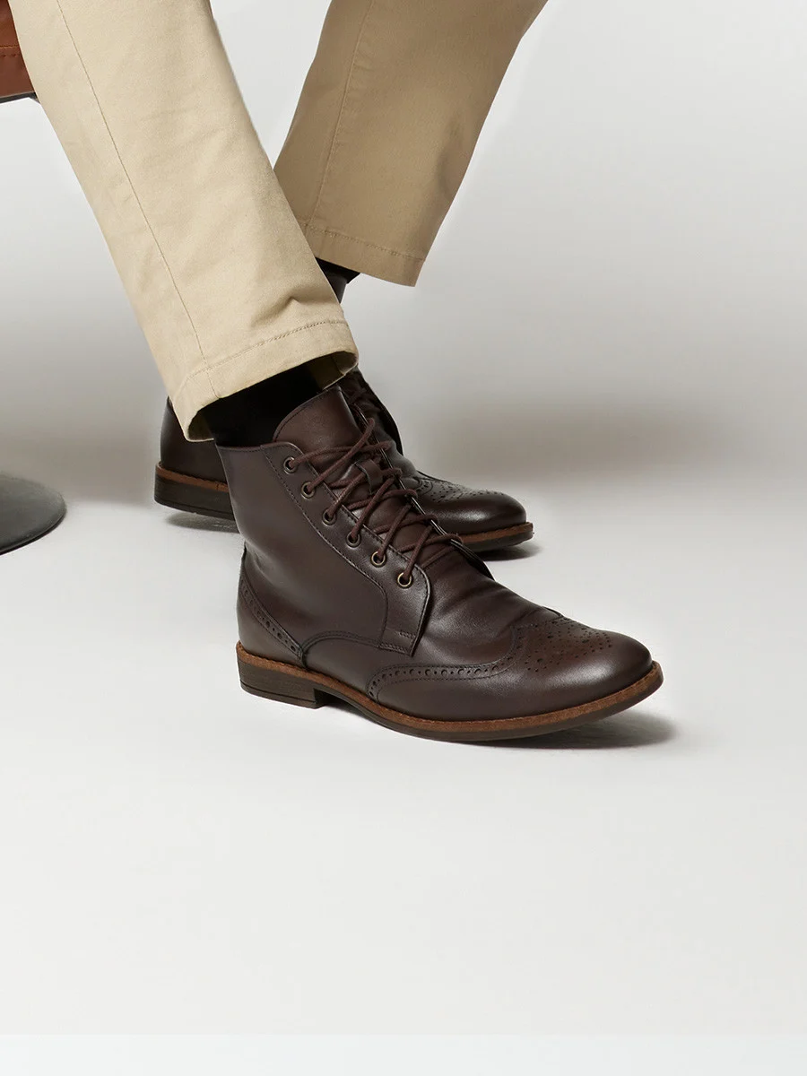 Brązowe trzewiki z ozdobną perforacją na cholewce