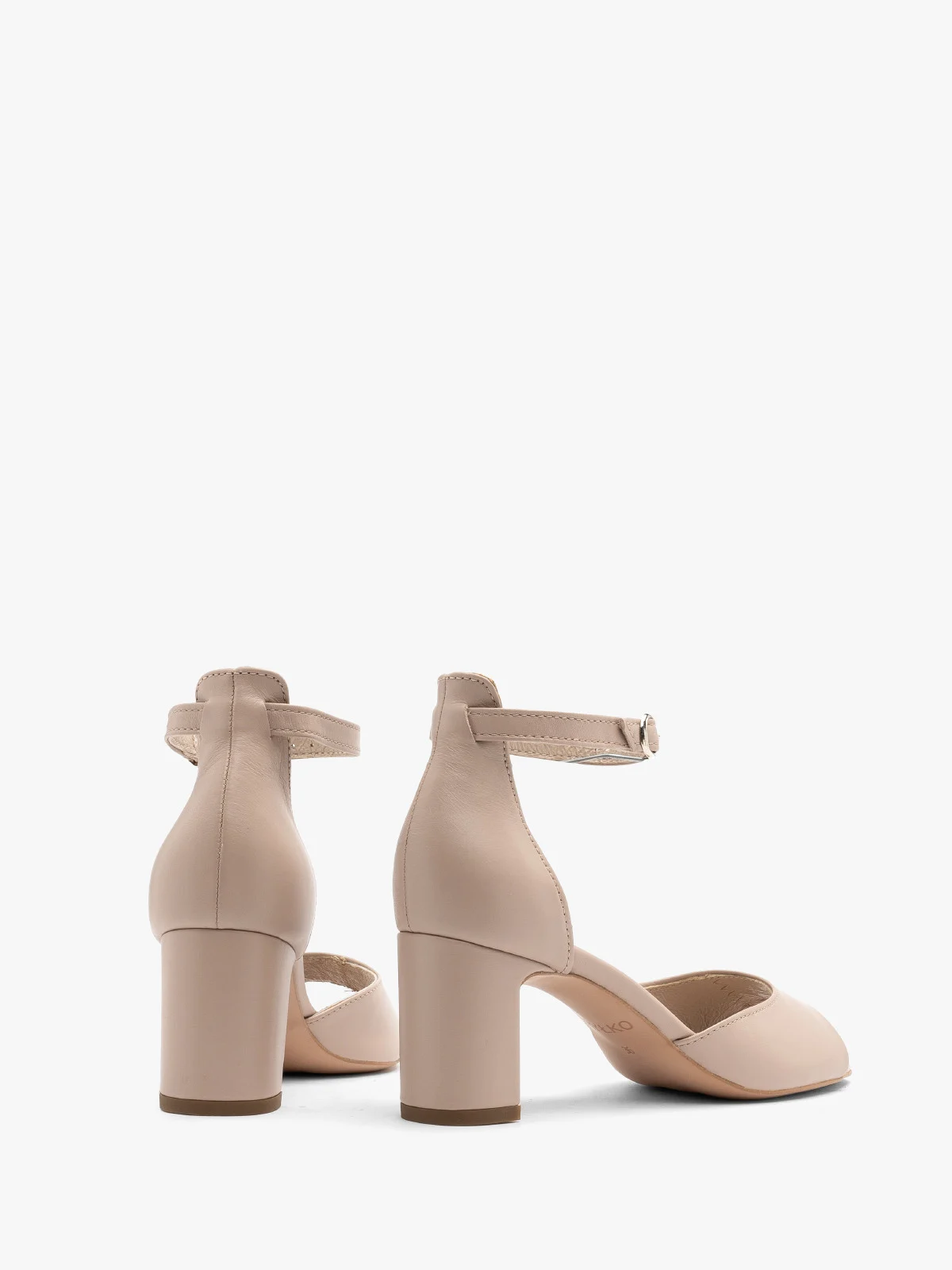 Klasyczne, beżowe sandały damskie na obcasie