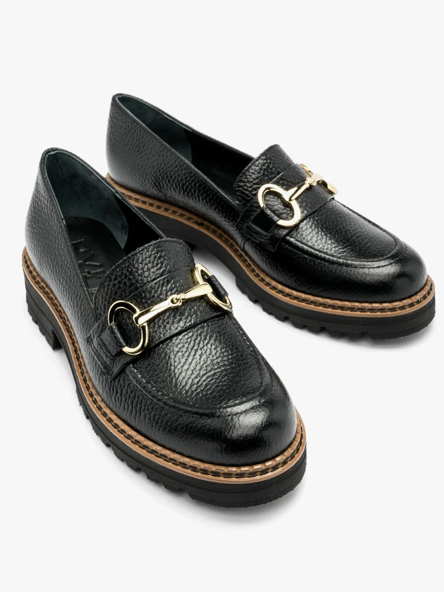 Czarne mokasyny ze złotą ozdobą