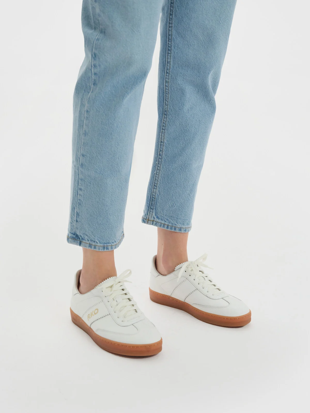 Białe półbuty sportowe w na beżowym spodzie