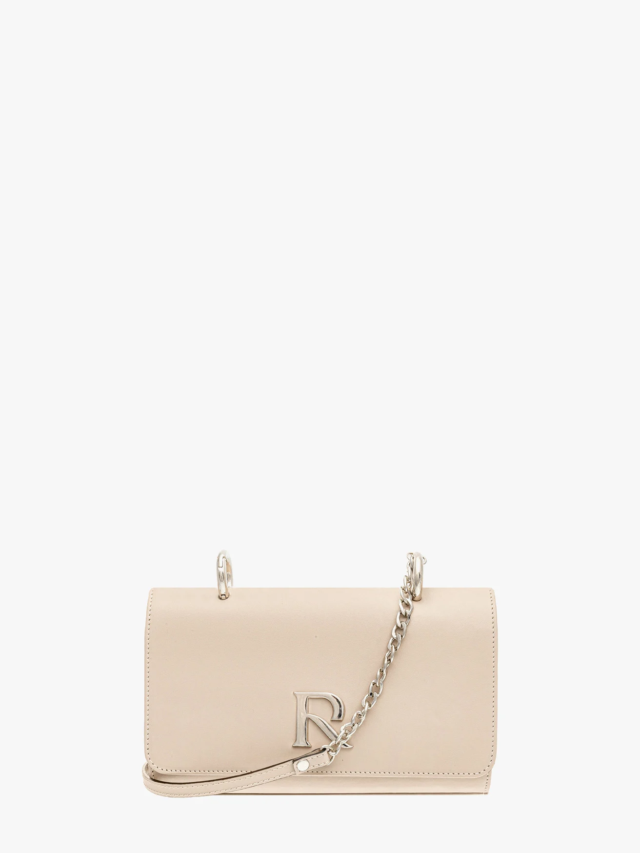 Jasnobeżowa torebka typu kopertówka na srebrnym łańcuszku