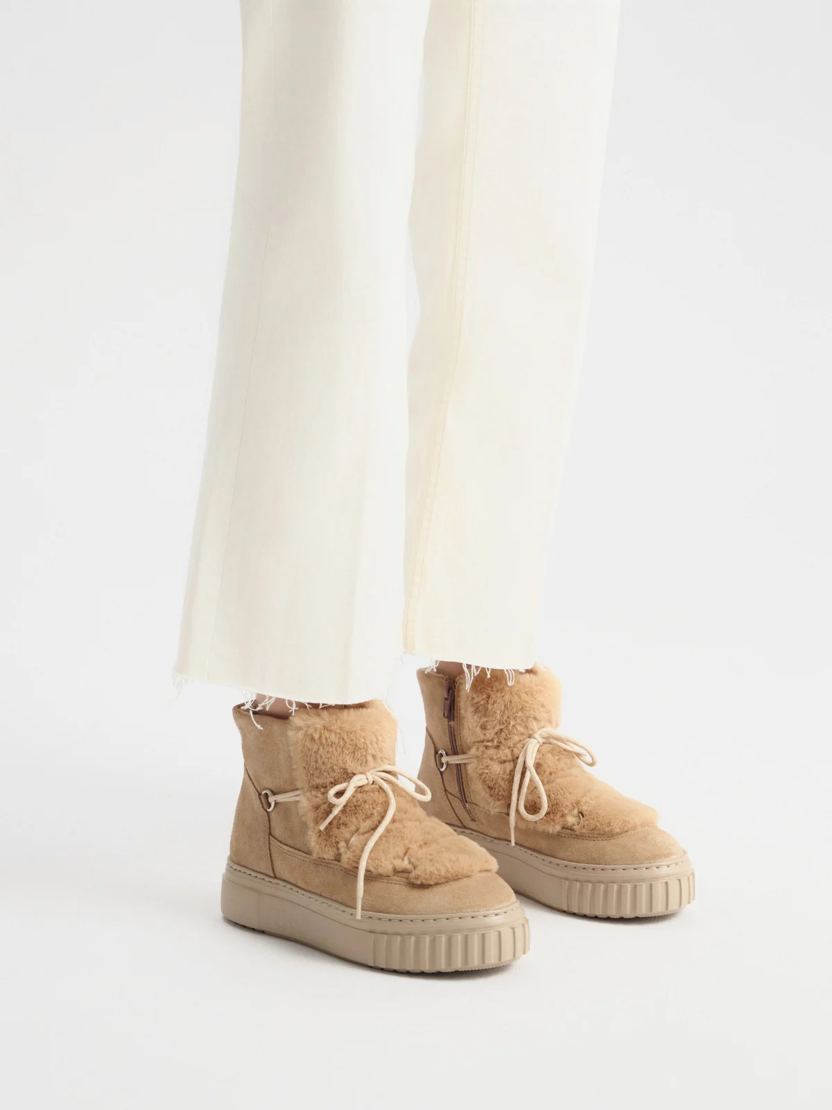 Beżowe krótkie ocieplane śniegowce damskie