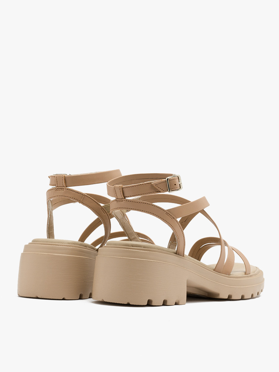 Beżowe sandały z paseczkami