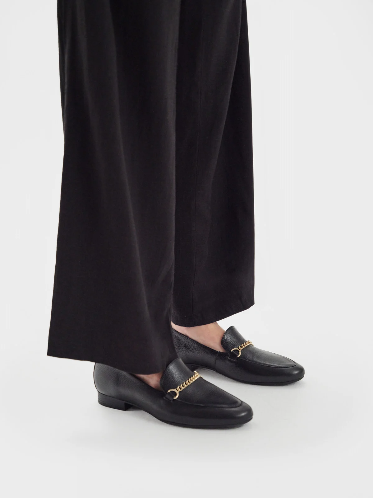 Czarne mokasyny ze złotym łańcuszkiem