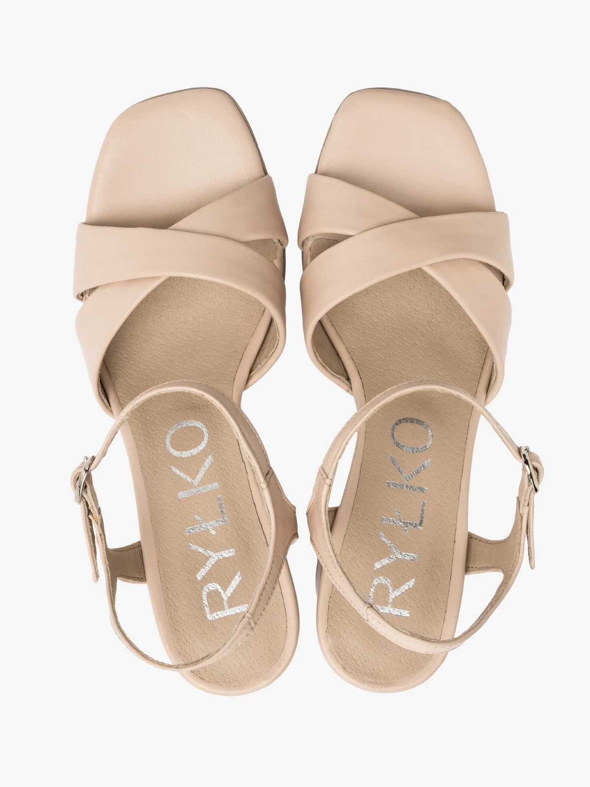 Jasnobeżowe sandały na obcasie