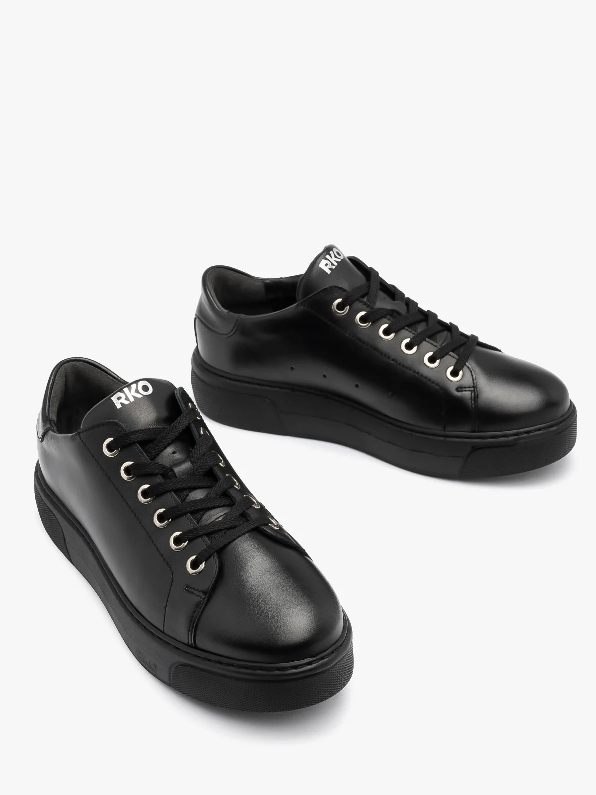 Czarne półbuty sportowe na grubej podeszwie