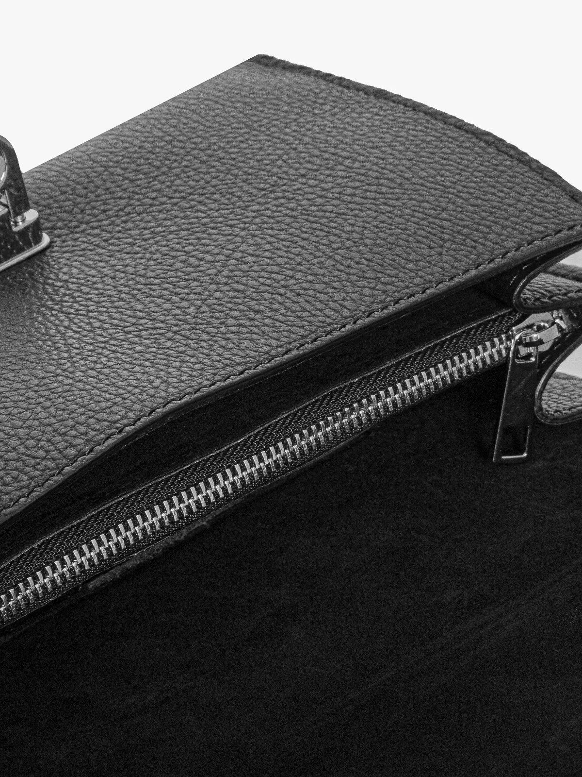 Elegancka, czarna torebka z łańcuszkiem oraz wygodną rączką