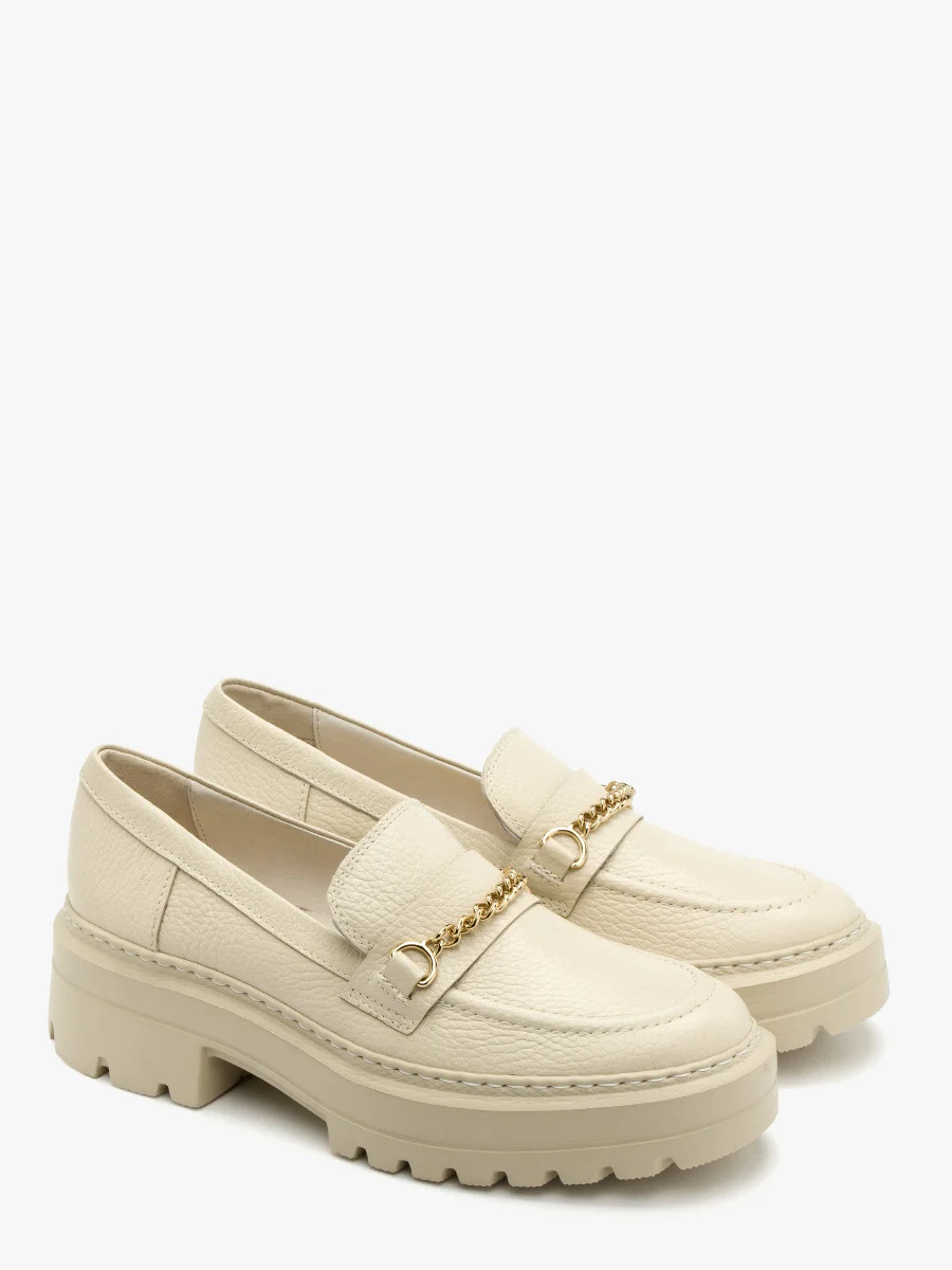 Kremowe mokasyny ze złotym łańcuszkiem