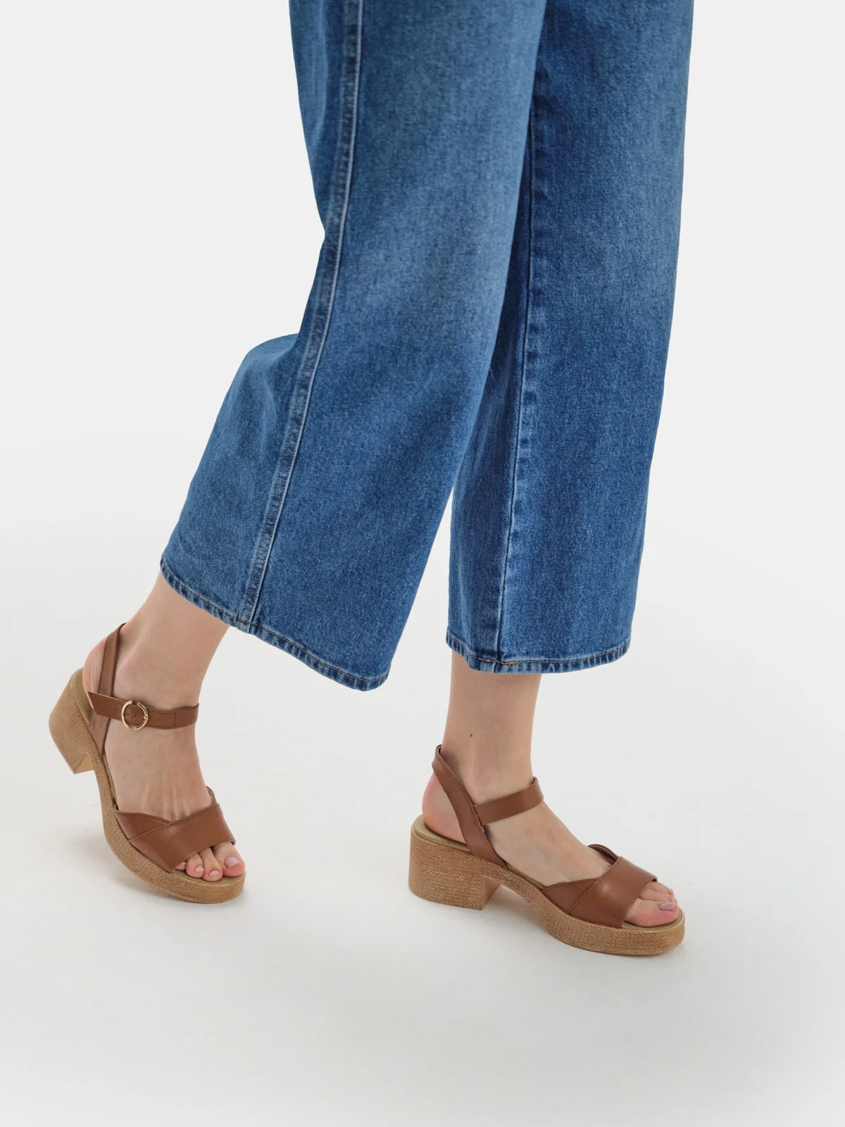 Jasnobrązowe sandały na masywnej platformie