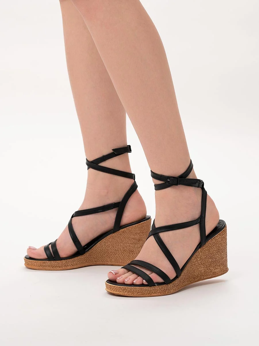 Czarne sandały na koturnie