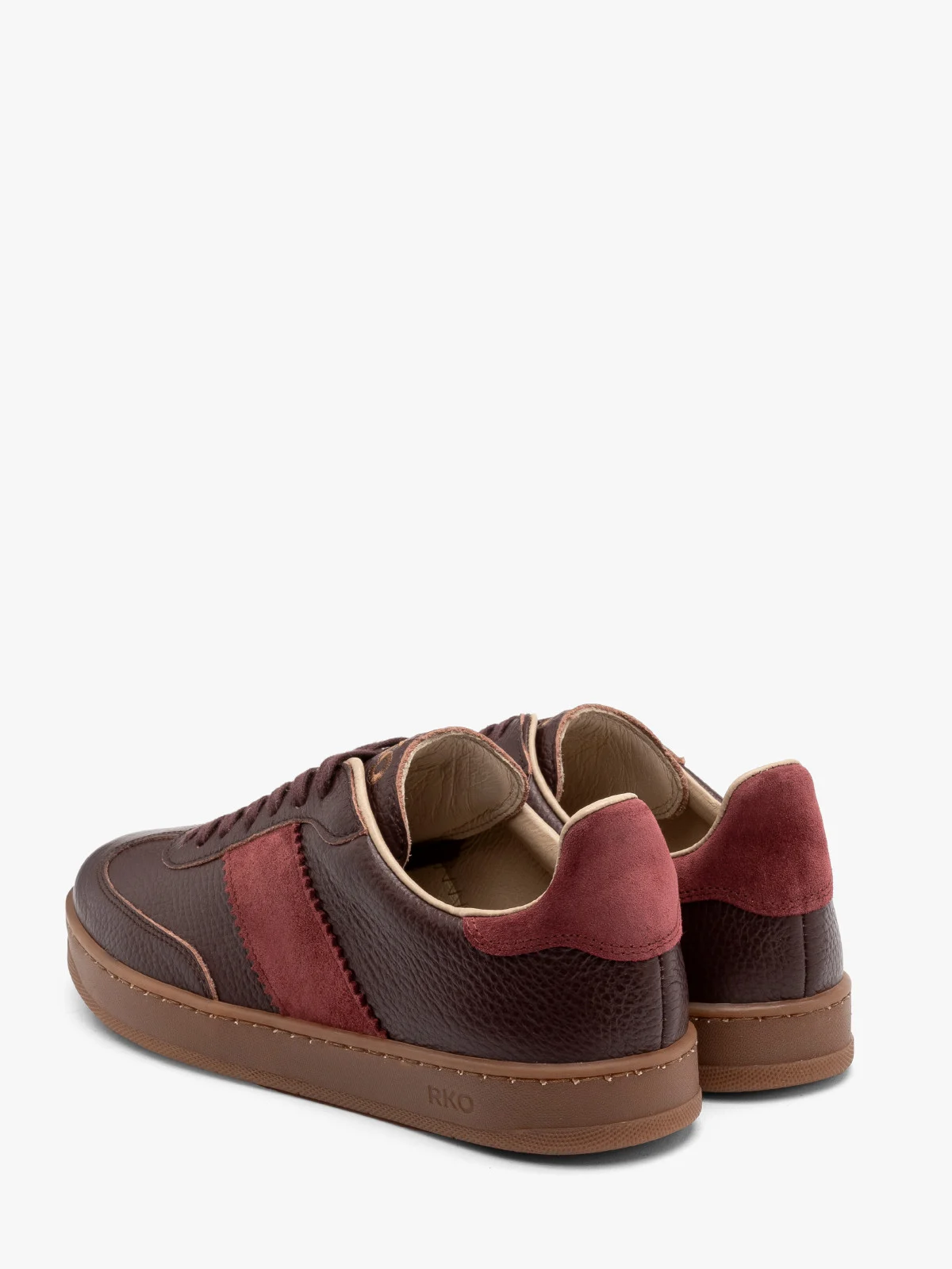 Bordowe półbuty damskie w sportowym stylu na płaskiej podeszwie