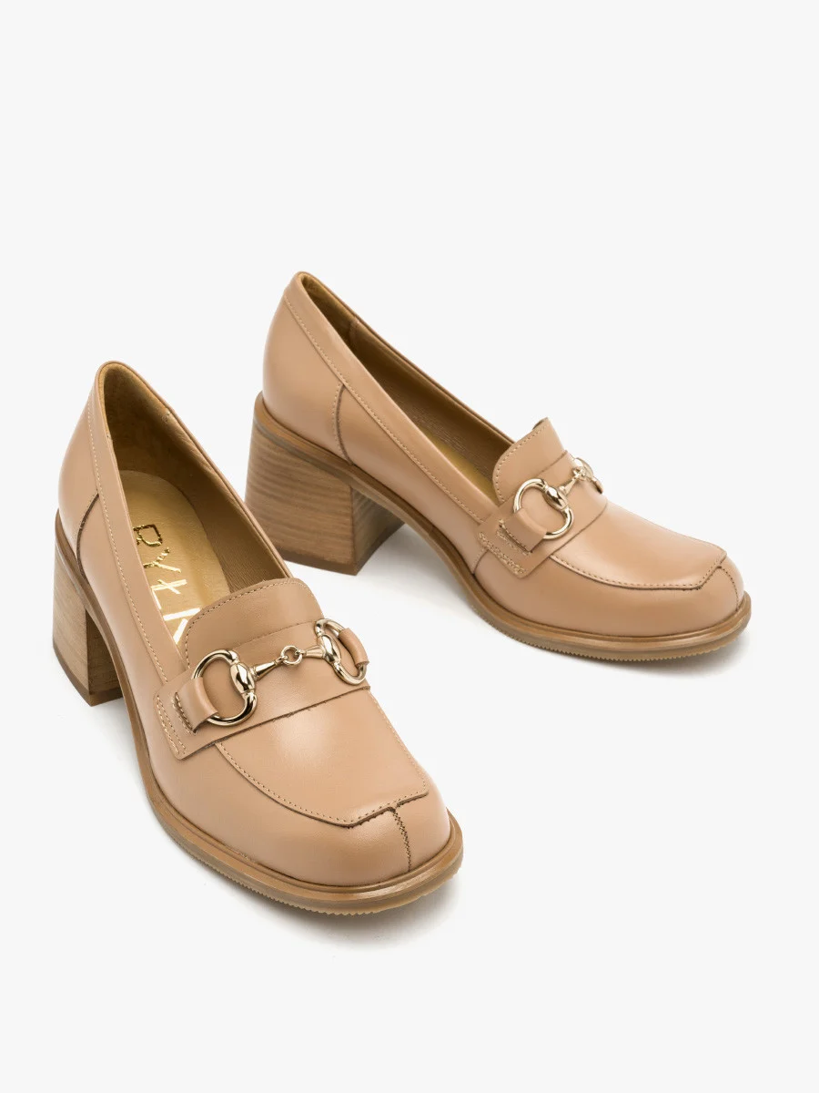 Beżowe mokasyny z platynową ozdobą na cholewce