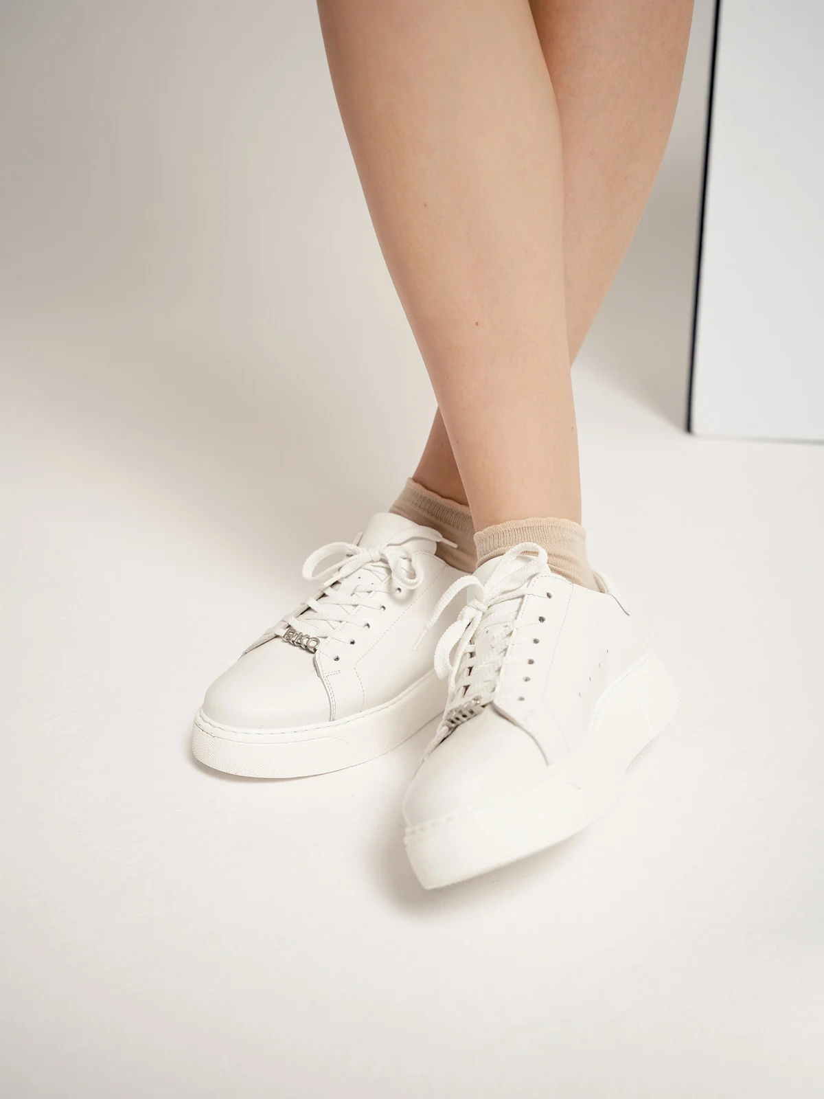 Biały półbut sportowy ze srebrnym detalem