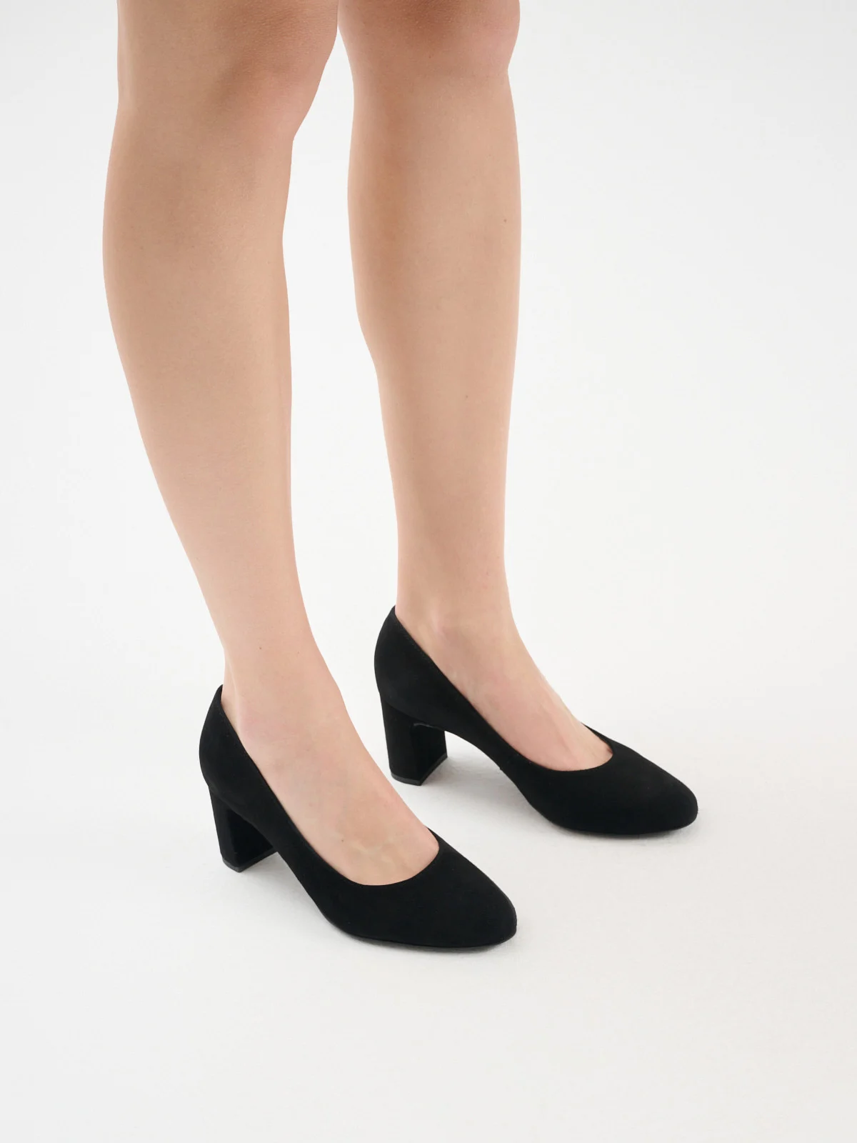 Czarne czółenka na słupku