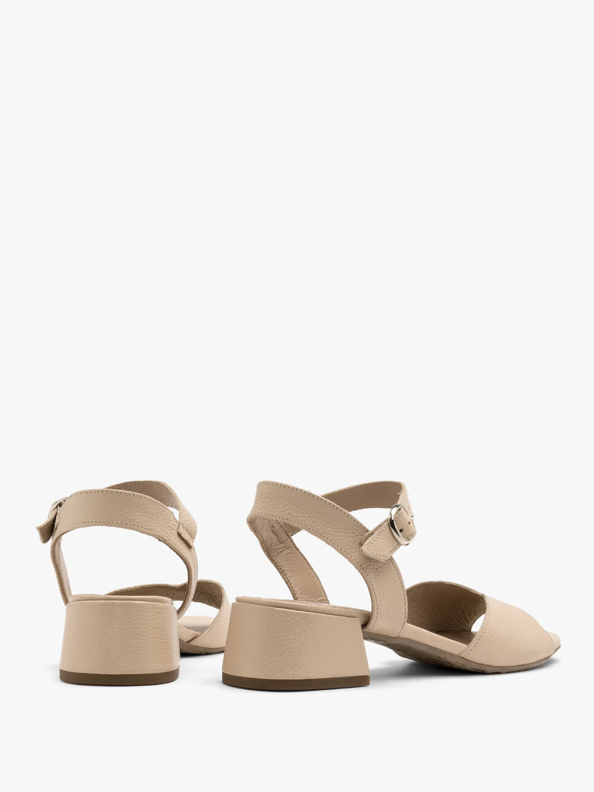Beżowe sandały na niskim obcasie