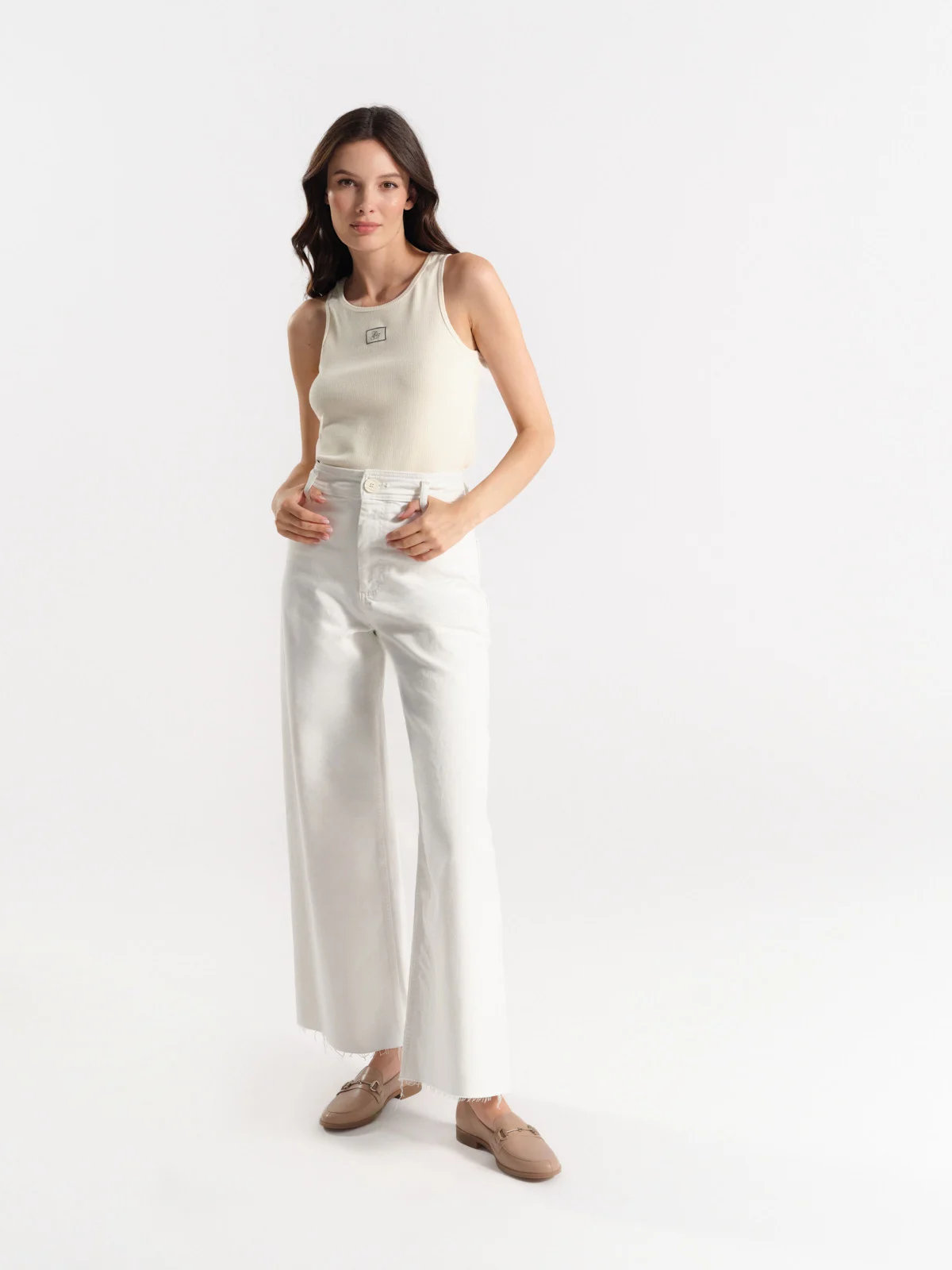 Beżowe mokasyny ze złotą ozdobą