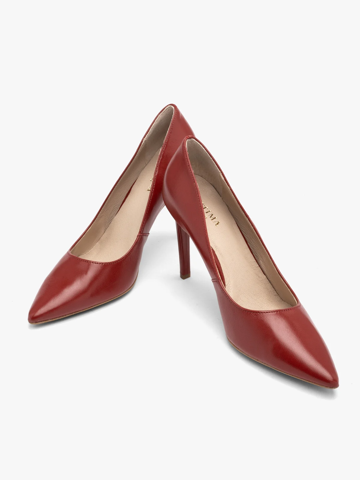 Czerwone czółenko na wysokim obcasie