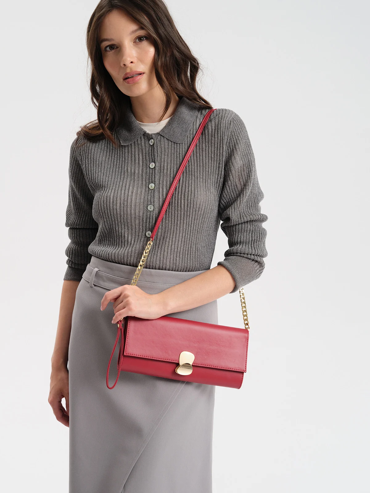 Elegancka, czerwona torebka z ozdobnym zapięciem