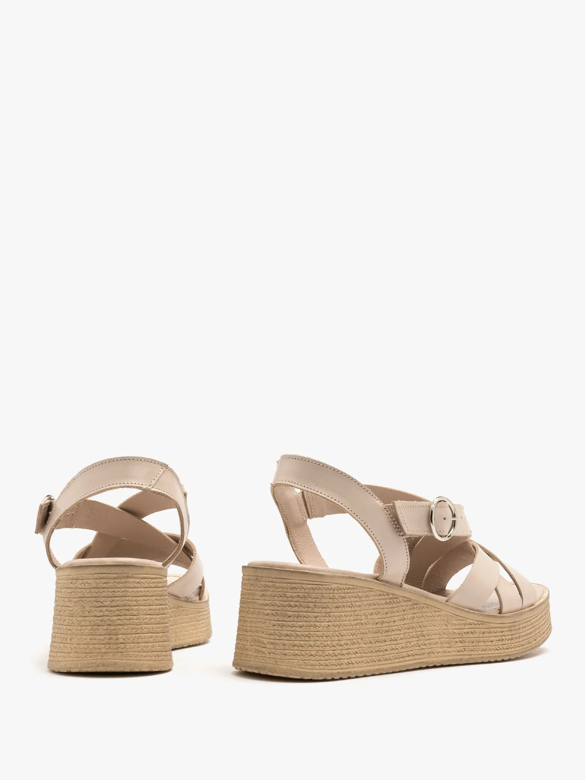 Beżowe sandały na koturnie