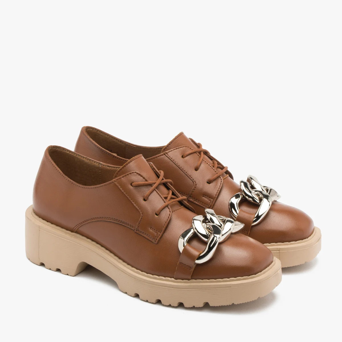 Brązowe półbuty z masywnym łańcuchem