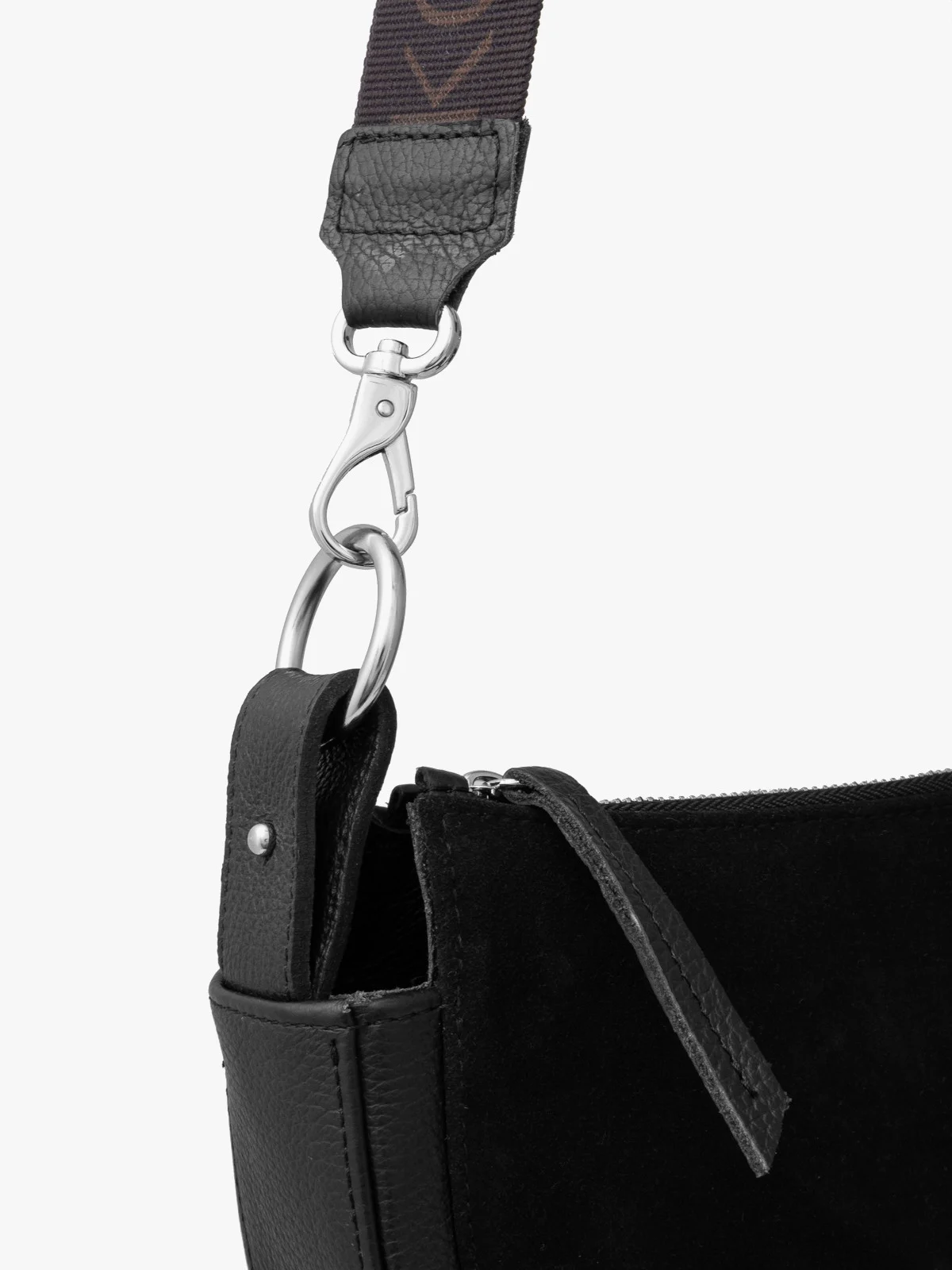 Czarna torebka na szerokim pasku z taśmy