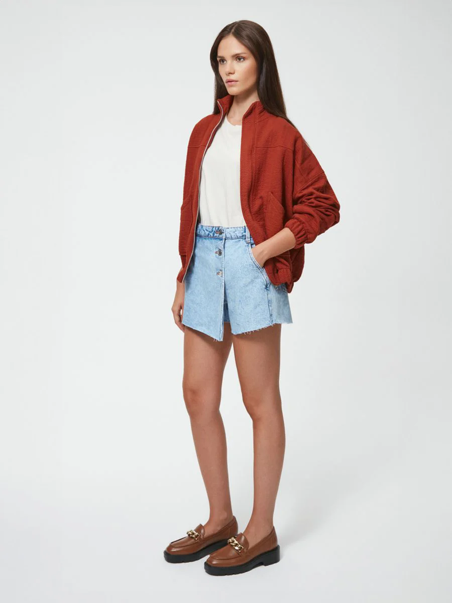 Brązowe mokasyny ze złotym łańcuchem