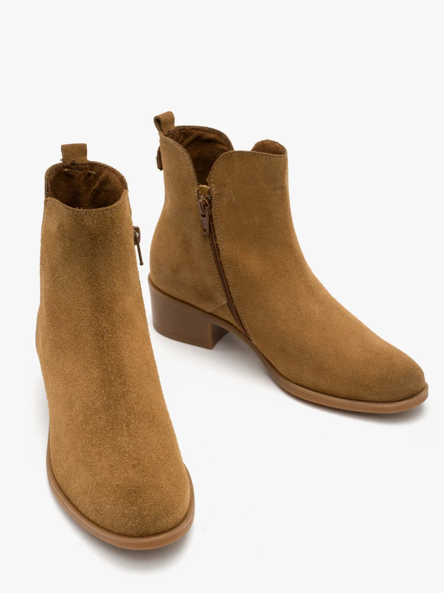 Rude botki z ozdobną cholewką