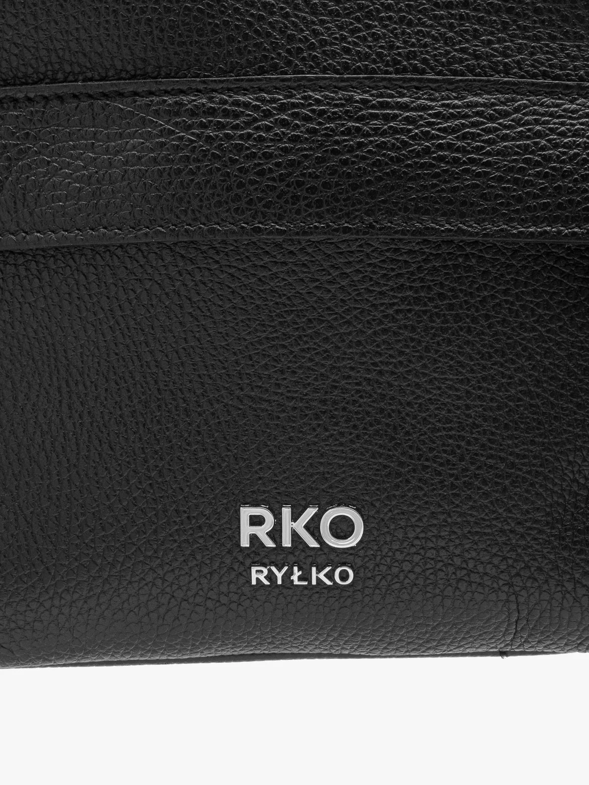 Czarna torebka średniej wielkości ze srebrnymi dodatkami