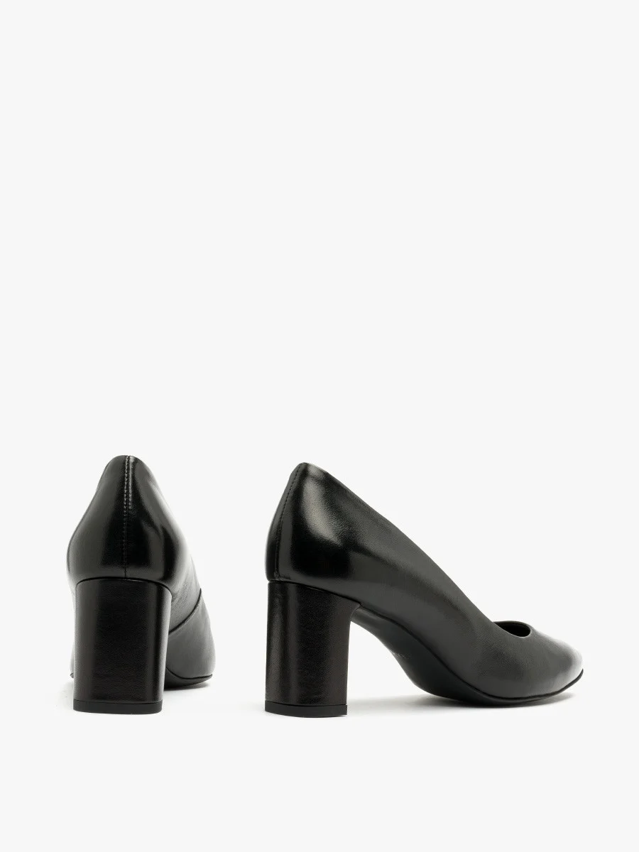 Czarne czółenka na słupku