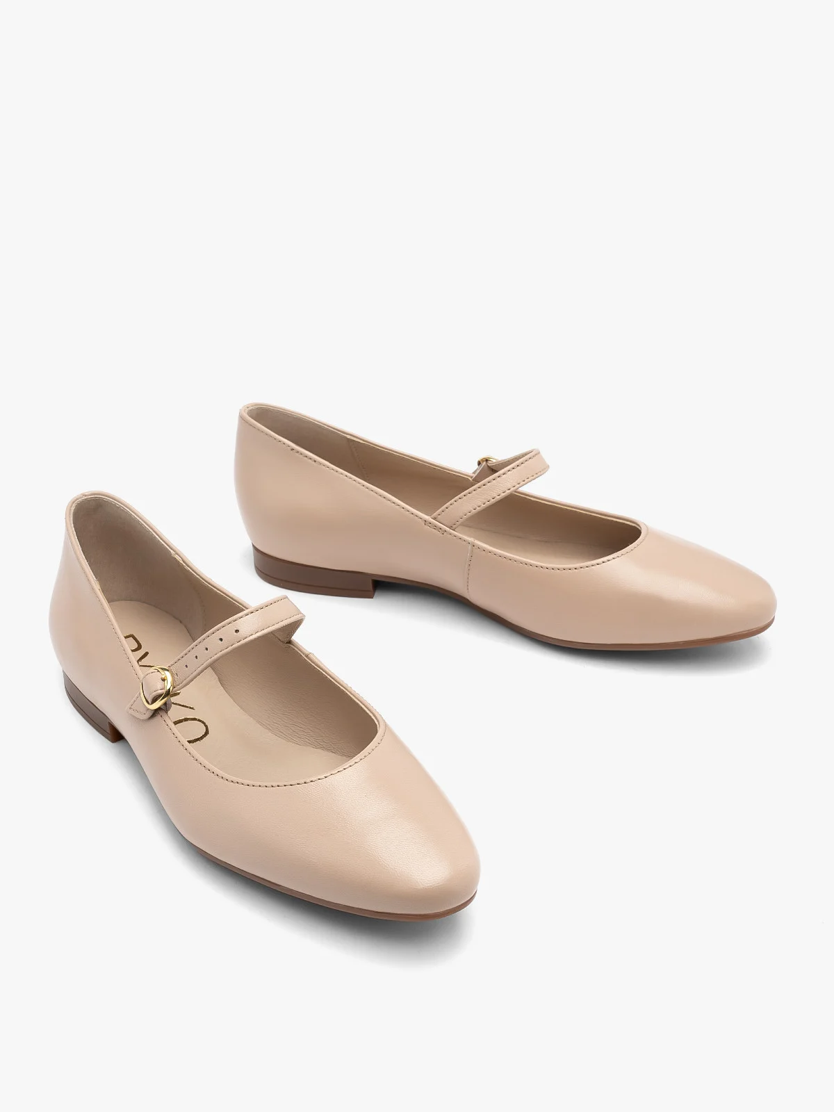 Beżowe baleriny z ozdobnym zapięciem