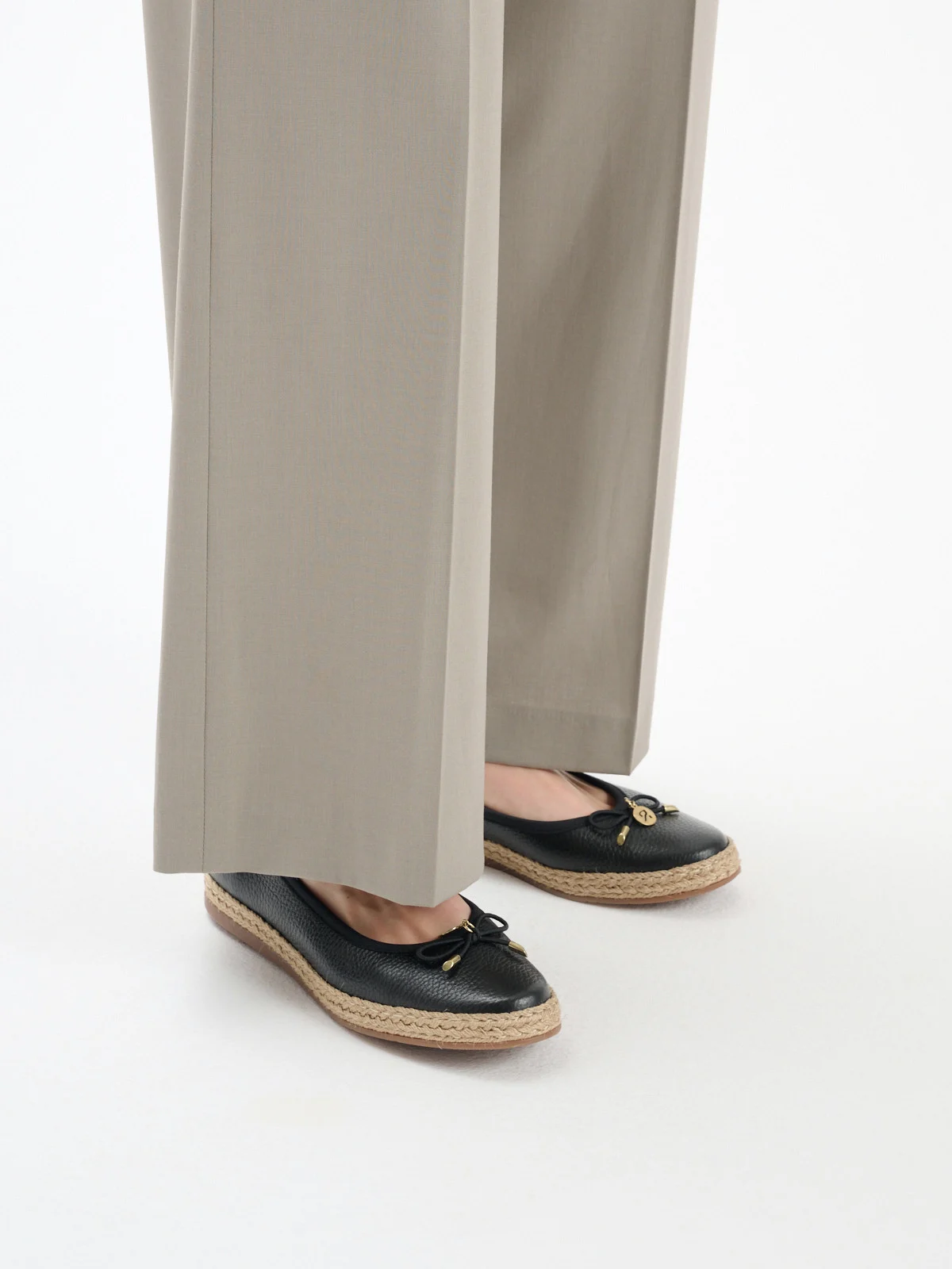 Czarne espadryle z ozdobną kokardą