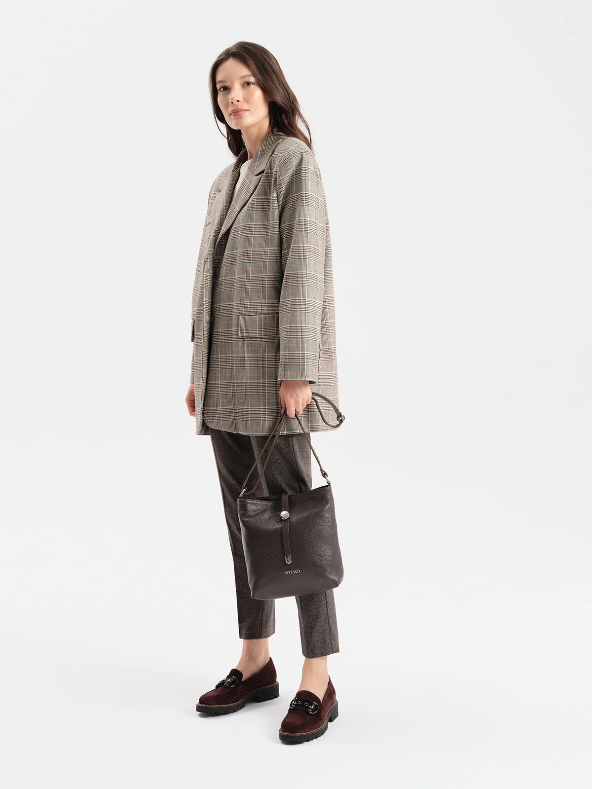 Ciemnobrązowa torebka listonoszka ze zdobnym zapięciem