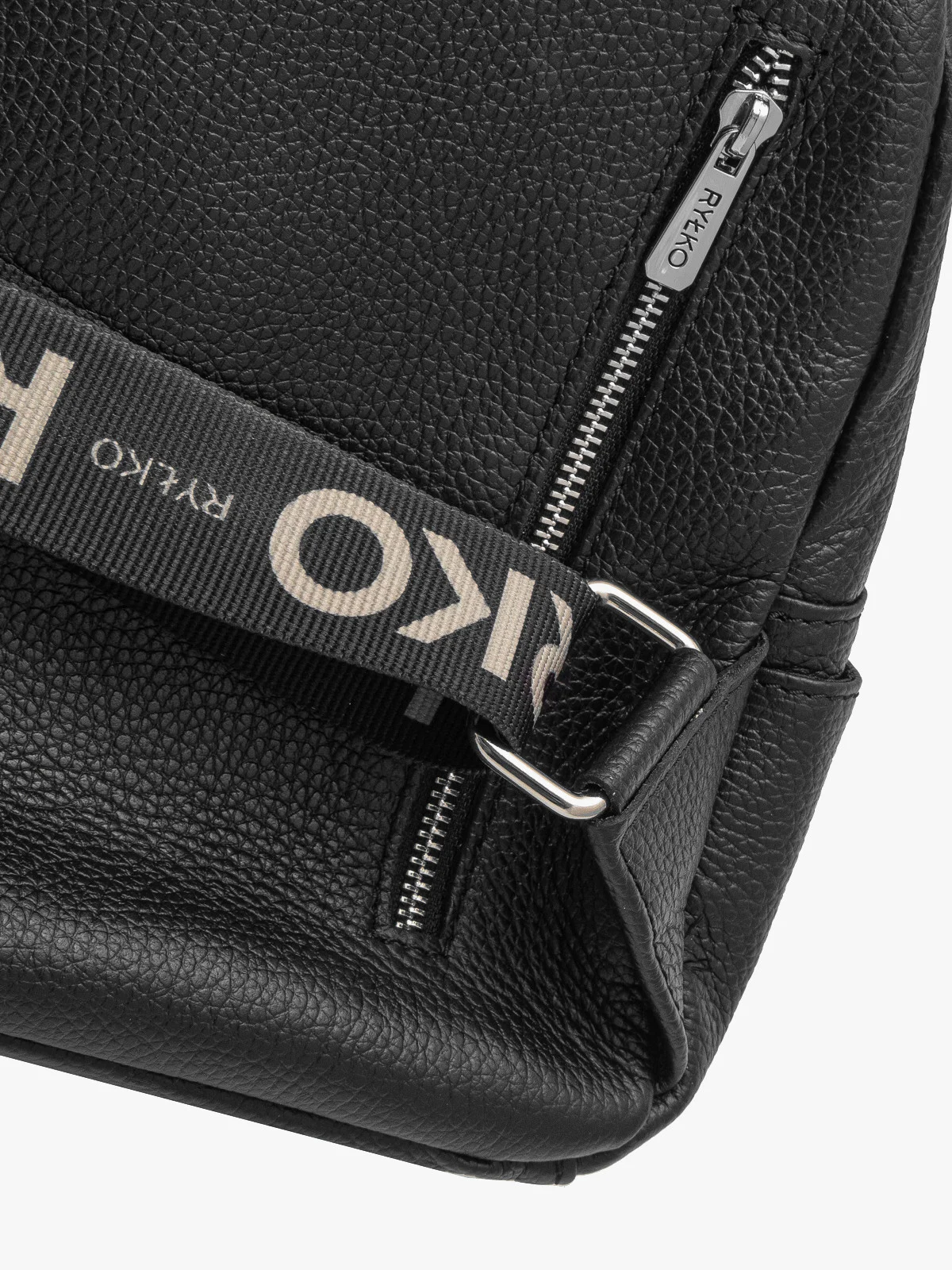 Czarny plecak damski z ozdobnymi taśmami