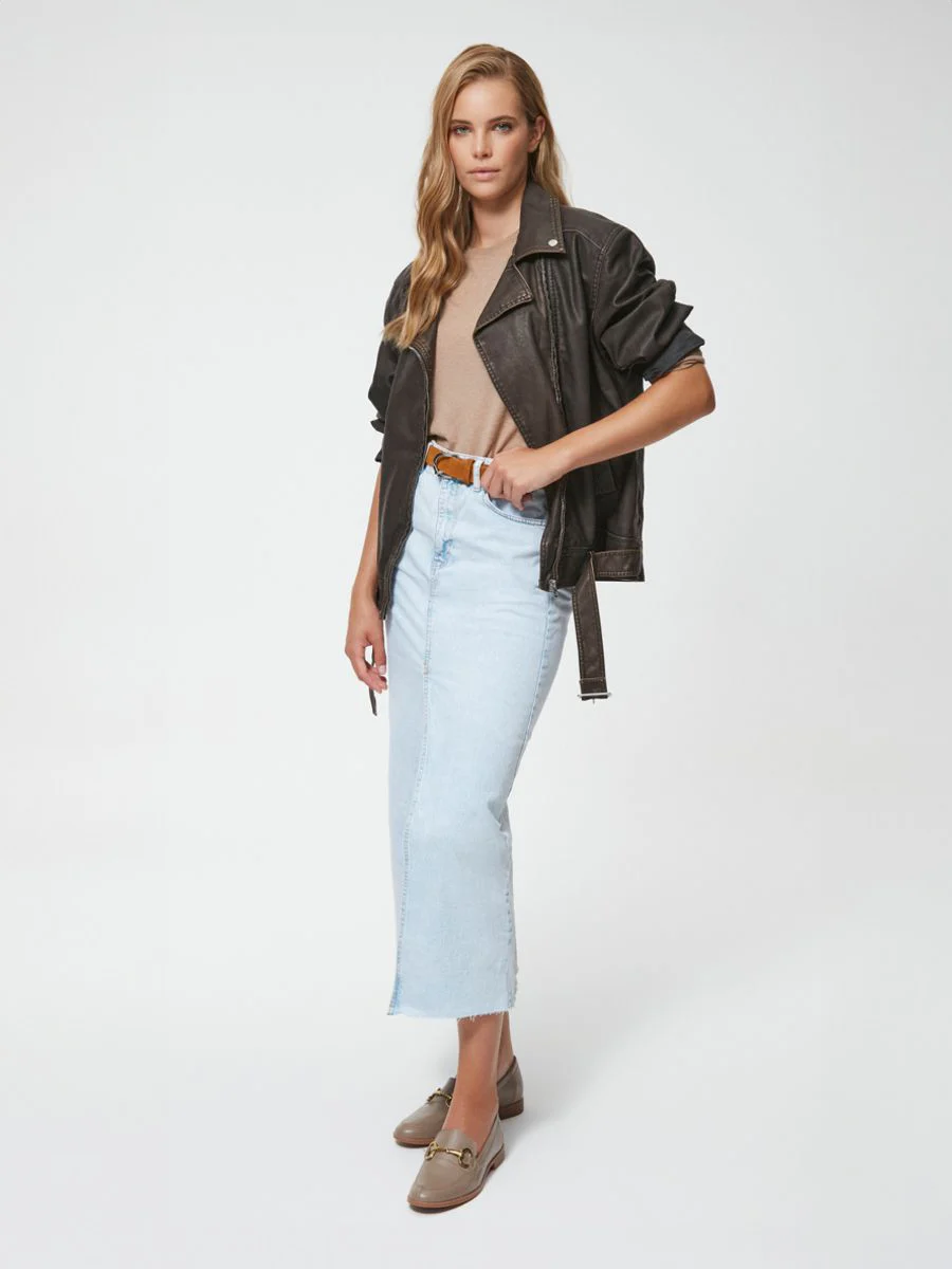 Beżowe mokasyny ze złotą ozdobą